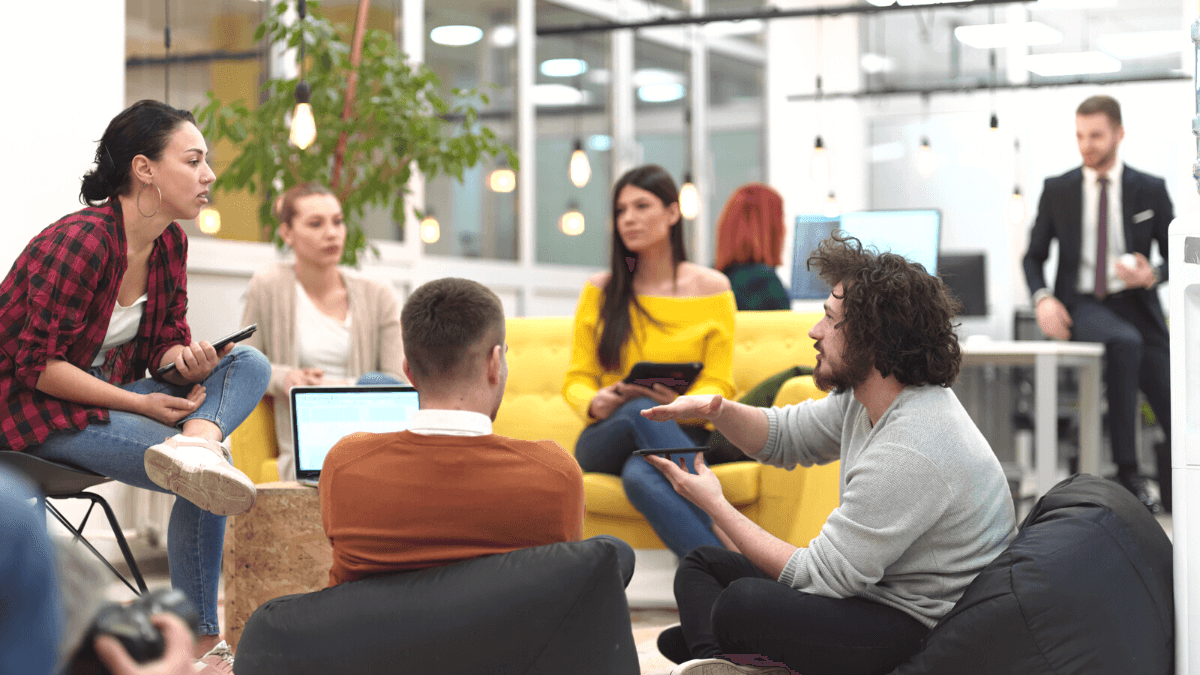 Coworker sitzen zusammen in einem Büro, das mit einem intelligenten Schloss zugänglich ist.