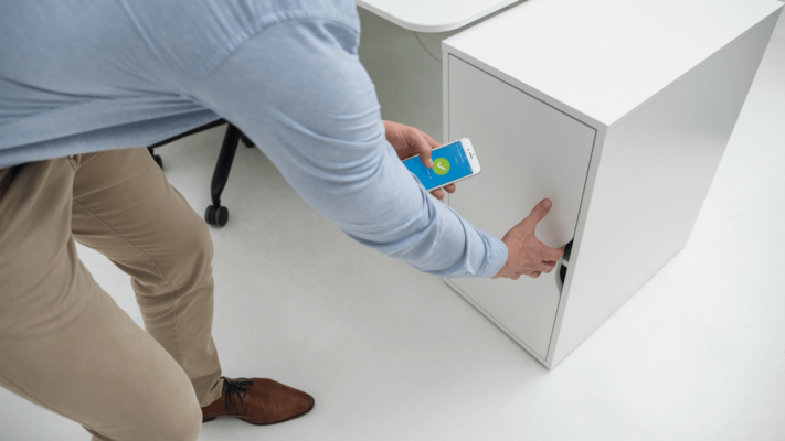 Mann öffnet Kasten mit Smart Lock