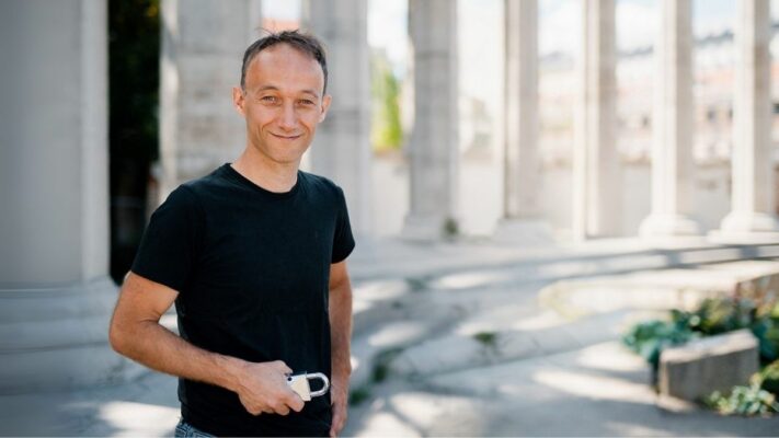 Markus Minichmayr mit schwarzem T-Shirt und Padlock in der Hand