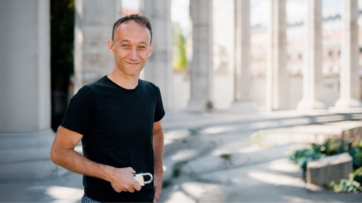 Markus Minichmayr mit schwarzem T-Shirt und Padlock in der Hand